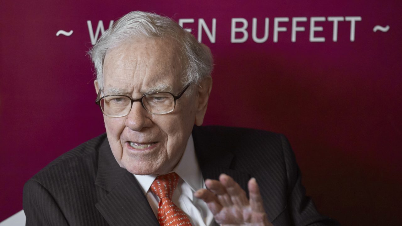 Warren Buffett’s annual letter praises Munger, slams regulation